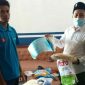 Anggota Banggar DPRD Kabupaten Sampang dari Fraksi PKB (Baihaki) saat mengkroscek kebenaran pendistribusian APD Covid-19 di Puskesmas Karang Penang. 