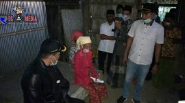 Bupati Sampang (H.Slamet Junaidi) didampingi Wabup dan Forkopimda Sampang saat menyambangi rumah mbah sunu. 