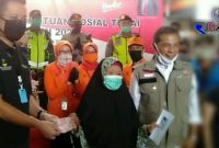Menteri Sosial RI (Juliari P. Batubara) tinjau langsung penyerahan Bantuan Sosial Tunai (BST) di Kota Cimahi. 