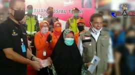 Menteri Sosial RI (Juliari P. Batubara) tinjau langsung penyerahan Bantuan Sosial Tunai (BST) di Kota Cimahi. 