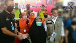 Mensos Tinjau Langsung Penyaluran BST di Cimahi