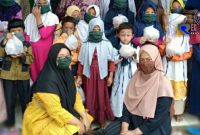 Pose bersama Yuliani Aura Putri dan Ineu Rifiani pose bersama dengan yatim piatu Yayasan Sinar Fadilah.