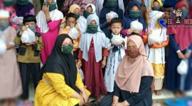 Pose bersama Yuliani Aura Putri dan Ineu Rifiani pose bersama dengan yatim piatu Yayasan Sinar Fadilah.