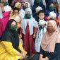 Pose bersama Yuliani Aura Putri dan Ineu Rifiani pose bersama dengan yatim piatu Yayasan Sinar Fadilah.