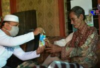 Ketua Komisi III DPRD Kabupaten Pamekasan saat menyambangi seorang kakek yang sakit, tidak punya anak dan tidak mempunyai biaya untuk berobat.