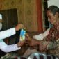 Ketua Komisi III DPRD Kabupaten Pamekasan saat menyambangi seorang kakek yang sakit, tidak punya anak dan tidak mempunyai biaya untuk berobat.