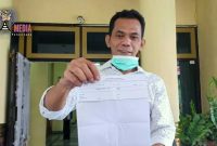 Anggota DPRD Bangkalan (Mahmudi) menunjukkan hasil swab test_nya yang negatif. 