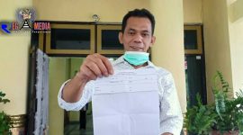 Anggota DPRD Bangkalan (Mahmudi) menunjukkan hasil swab test_nya yang negatif. 