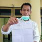 Anggota DPRD Bangkalan (Mahmudi) menunjukkan hasil swab test_nya yang negatif. 