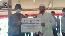 Bupati Bangkalan (R. Abd. Latif Amin Imron) saat menyerahkan bantuan dana insentif kepada guru ngaji secara simbolis. 