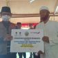 Bupati Bangkalan (R. Abd. Latif Amin Imron) saat menyerahkan bantuan dana insentif kepada guru ngaji secara simbolis. 