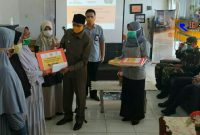 Plt Bupati Aceh Selatan (Tgk Amran) saat memberikan Bantuan Sosial Tunai (BST)  secara simbolis kepada warga. 