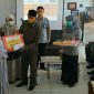 Plt Bupati Aceh Selatan (Tgk Amran) saat memberikan Bantuan Sosial Tunai (BST)  secara simbolis kepada warga. 