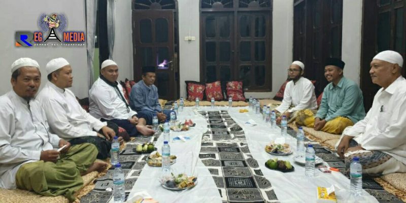Beberapa pengasuh/perwakilan dari 5 pesantren saat keluarkan himbauan di Ponpes Al Hamidy Pamekasan, Madura.