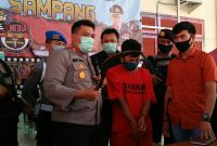 Kapolres Sampang (AKBP. Didit Bambang Wibowo Saputro) saat menunjukkan senjata tajam yang digunakan SF didalam unggahan videonya. 