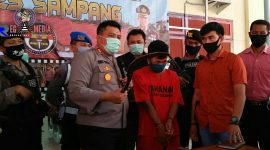 Kapolres Sampang (AKBP. Didit Bambang Wibowo Saputro) saat menunjukkan senjata tajam yang digunakan SF didalam unggahan videonya. 