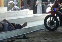 Seorang kakek yang ditemukan warga telah meninggal dunia dalam kondisi terlentang diteras masjid. 