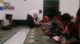 Santunan anak yatim di Mushola An-Nur Gampong Gunung Cut.