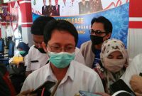 Gugus Tugas Pencegahan Covid-19 Kabupaten Sampang (Agus Mulyadi) saat diwawancara awak media usai pers release di Pendopo Bupati Sampang. 