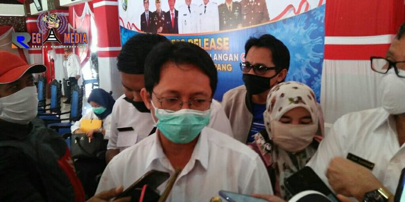 Gugus Tugas Pencegahan Covid-19 Kabupaten Sampang (Agus Mulyadi) saat diwawancara awak media usai pers release di Pendopo Bupati Sampang. 