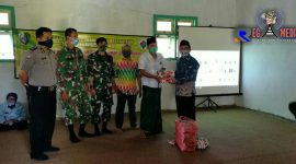 Kepala Desa Gunung Kesan (H. Abdul Bahri) didampingi Forkopimcam secara simbolis memberikan masker kepada perwakilan warga.