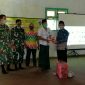 Kepala Desa Gunung Kesan (H. Abdul Bahri) didampingi Forkopimcam secara simbolis memberikan masker kepada perwakilan warga.