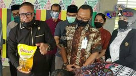 Anggota DPR RI (Rafli) saat memberikan langsung bantuan sembako kepada anak yatim. 