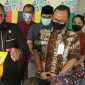 Anggota DPR RI (Rafli) saat memberikan langsung bantuan sembako kepada anak yatim. 