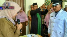 Sumaidi, saat dilantik sebagai Keuchik Batu Itam. 