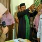 Sumaidi, saat dilantik sebagai Keuchik Batu Itam. 