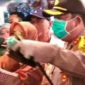 Kapolres Cimahi (AKBP M. Yoris Maulana Yusuf Marzuki) tinjau dan pastikan langsung penjualan daging di pasar tradisional.