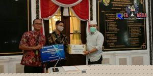 Peduli Covid-19, Bank Bukopin Serahkan 150 Paket Sembako Kepada Bupati Sampang