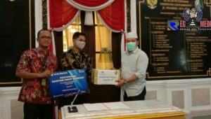 Peduli Covid-19, Bank Bukopin Serahkan 150 Paket Sembako Kepada Bupati Sampang