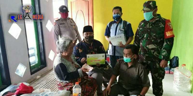 Kepala Desa Gili Anyar (Masdali) didampingi Forkopimcam saat menyalurkan BLT Dana Desa kepada warga yang sakit. 