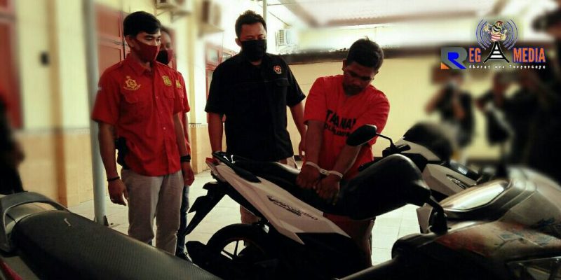 Salah satu tersangka (Komar) saat mempraktekkan cara mencongkel jok motor dihadapan pihak kepolisian dan awak media. 