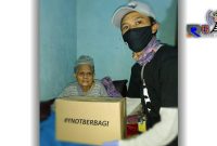 Dendi saat memberikan paket sembako kepada seorang nenek warga tidak mampu. 