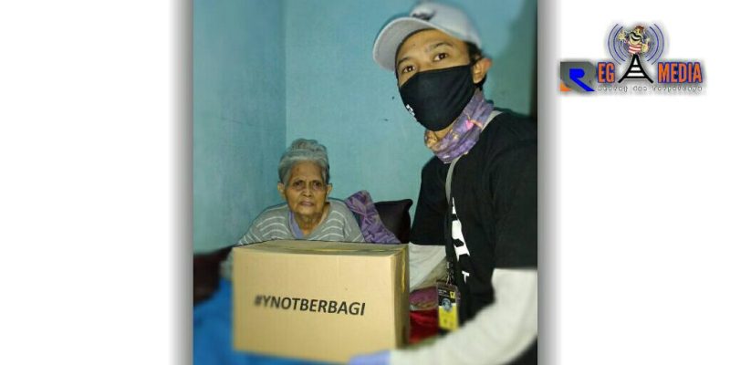 Dendi saat memberikan paket sembako kepada seorang nenek warga tidak mampu. 