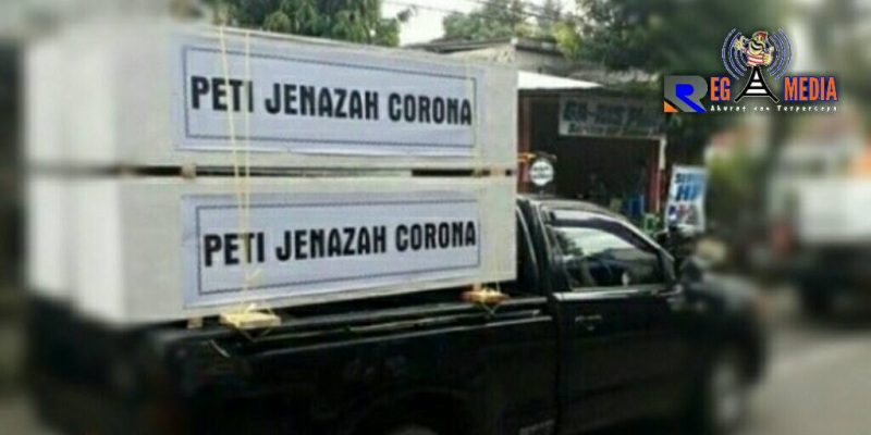 Peti jenazah corona diarak dengan mobil  keliling kampung.