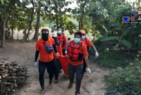 Tim Basarnas dan Tim Reaksi Cepat BPBD Sampang saat mengevakuasi jasad korban tenggelam di sungai Desa Rabesan, Kedungdung. 