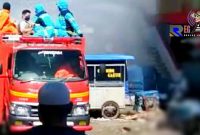 Pemadam kebakaran saat melakukan penyemprotan disinfektan di Pasar Antri Baru, Cimahi. 