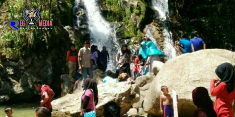 Terlihat wisatawan ramai mengunjungi wisata air dingin di Aceh Selatan. 
