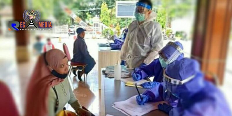 Pihak Dinas Kesehatan saat melakukan pendataan para pedagang Pasar Antri Baru Cimahi untuk di swab test.