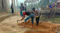 Korp Brimob Gelar Bhakti Sosial Bersama Warga Desa Ie Jeureuneh Bersihkan Masjid