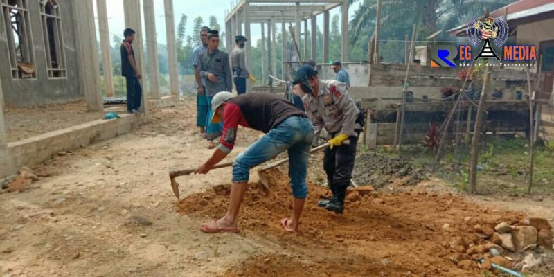 Terlihat sejumlah personel brimob tengah bergotong royong bersama warga.