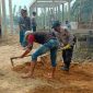 Terlihat sejumlah personel brimob tengah bergotong royong bersama warga.