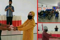 Kepala Desa Tombulang Pante (Hety Blongkod) saat menyerahkan BLT Dana Desa terhadap warga terdampak Covid-19.