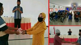 Kepala Desa Tombulang Pante (Hety Blongkod) saat menyerahkan BLT Dana Desa terhadap warga terdampak Covid-19.