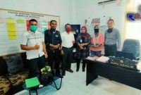 Keluarga korban pembunuhan didampingi kuasa hukumnya saat dimintai keterangan penyidik Reskrim di Mapolda Gorontalo. 