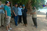 Sejumlah warga Gampong Gunung Kerambil tengah berkumpul di pinggir pantai. 