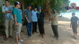 Sejumlah warga Gampong Gunung Kerambil tengah berkumpul di pinggir pantai. 